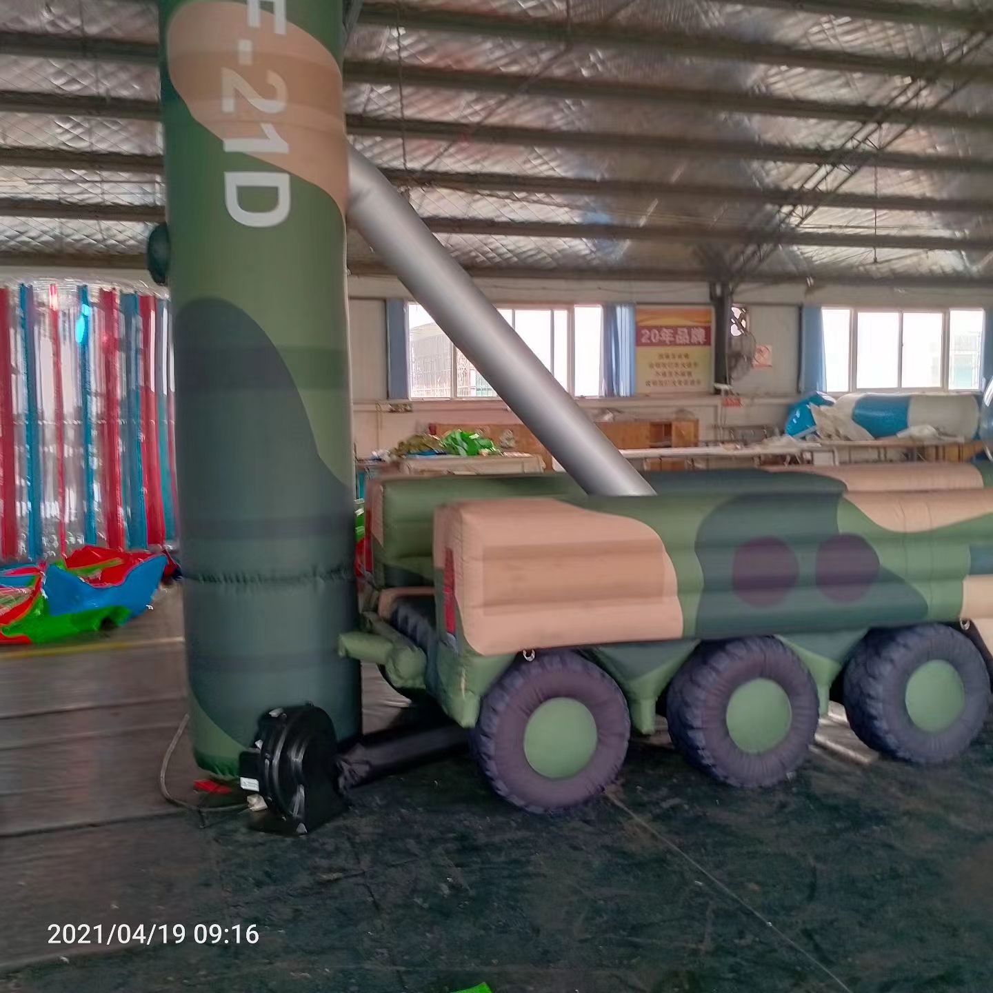 甘肃军事演习中的充气目标车辆：模拟发射车雷达车坦克飞机